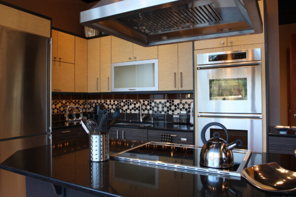 Modern,Kitchen,With,Stainless,Steel,Appliances,And,Beautiful,Granite,Counters